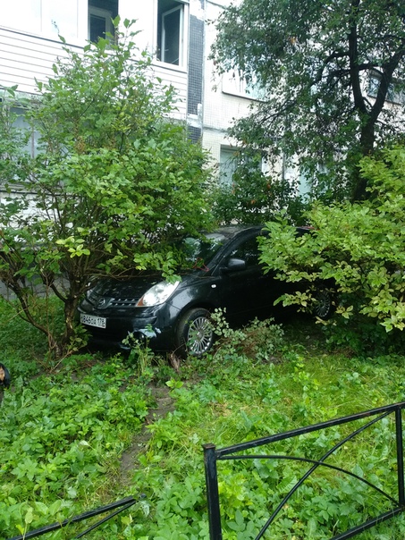 Во время парковки во дворе дома 27.к.1 на улице Здоровцева женщина на Ниссане перепутала педали и с ...