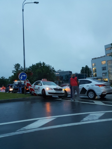 На Пулковском шоссе, где разворот после жд моста в сторону КАД, Яндекс развернул Везёт, проезду не м...