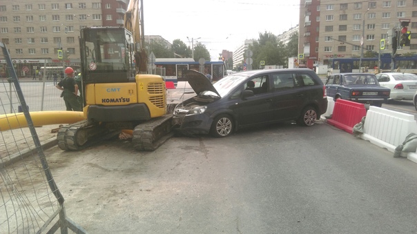 Опель врезался в экскаватор на улице Корзуна, у перекрестка с проспектом Ветеранов