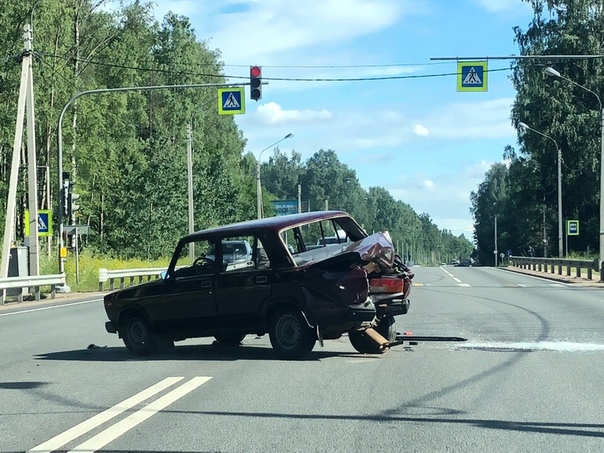 ДТП на Выборгском шоссе в сторону города. Проезду не мешают. Была скорая.