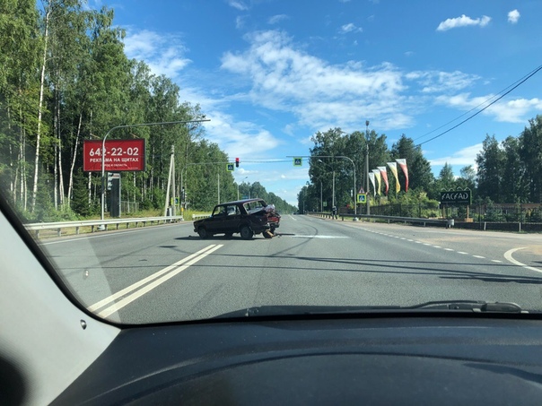 ДТП на Выборгском шоссе в сторону города. Проезду не мешают. Была скорая.