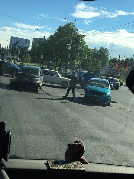 На Пискаревском проспекте, около улицы маршала Блюхера разбили Chevrolet . Пробка есть
