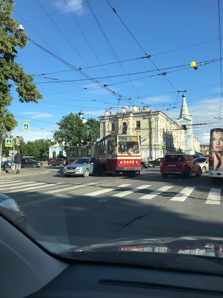 На пересечении Большого Сампсониевского пр-та и Гренадерской ул. трамвай обнимает Nissan.