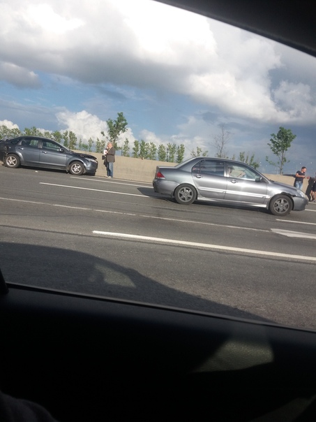 Киевское шоссе сьезд на Красносельского шоссе движение затруднено дпс нет все живы .