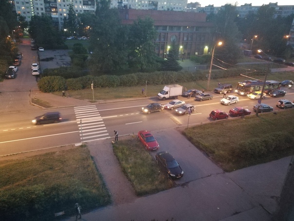 На Будапештской улице у дома 74, столкнулись три машинки. Движению мешают. Троллейбусы встали.