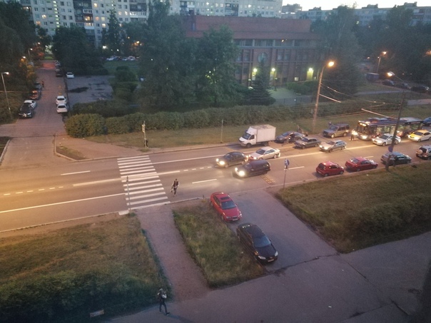 На Будапештской улице у дома 74, столкнулись три машинки. Движению мешают. Троллейбусы встали.