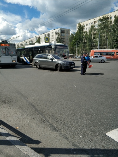 На перекрестке Светлановского и Учительской Audi остановила троллейбус