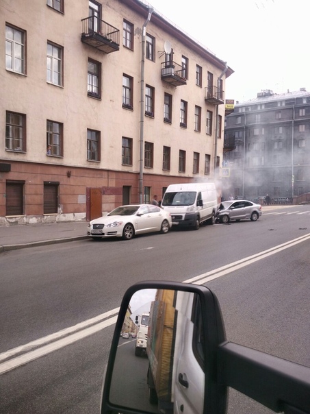 На Пр-те Римского-Корсакова в 8:56 автомобиль от удара возгорелся.