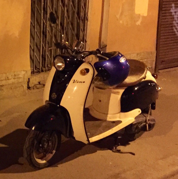 Сегодня ночью из парадной дома 77 на проспекте Стачек был угнан скутер Yamaha Vino 2T чёрно-бежевой ...
