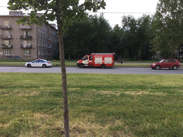 Похоже сбили пешехода на пп на Караваевской улице в Рыбацком. Скорая и пожарные с Дпс уже на месте.