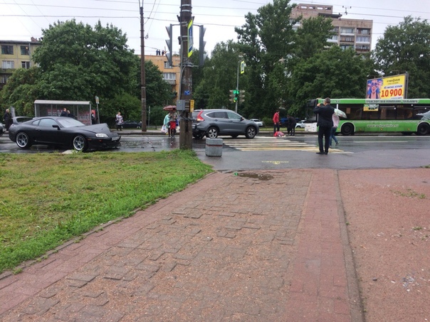 На Новоизмайловском проспекте Honda остановилась перед пешеходным переходом, чтобы пропустить людей,...