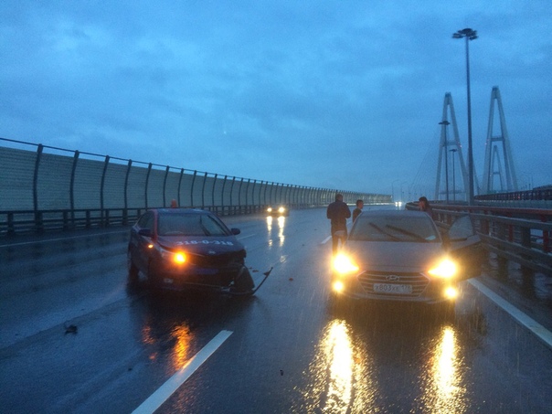 После Вантового моста на внешнем кольце водитель Везёт такси не справился с управлением и переверну...