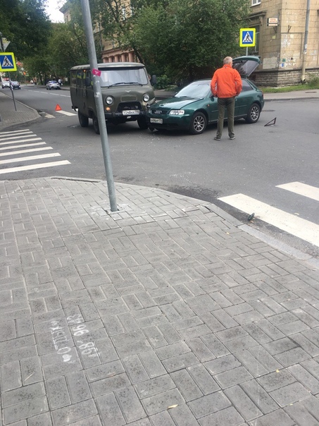 На перекрестке Скобелевского и Ярославского проспекта, водитель Audi не уступил буханке, которая дви...