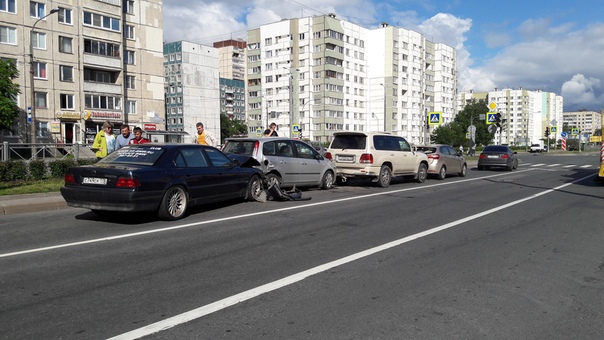 На проспекте Луначарского перед перекрестком с Д.Бедного .