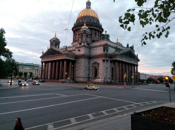 Ночное ДТП с такси у Исаакиевского собора. Другого авто на месте не обнаружено.