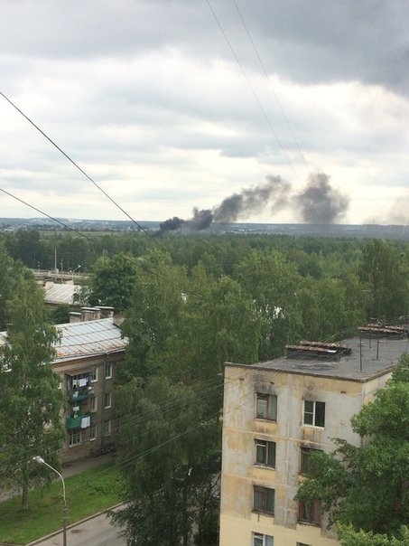 Что-то горит за гаражным комплексом Лигово, Станционный поселок 12 на углу Тамбасова и Народного опо...