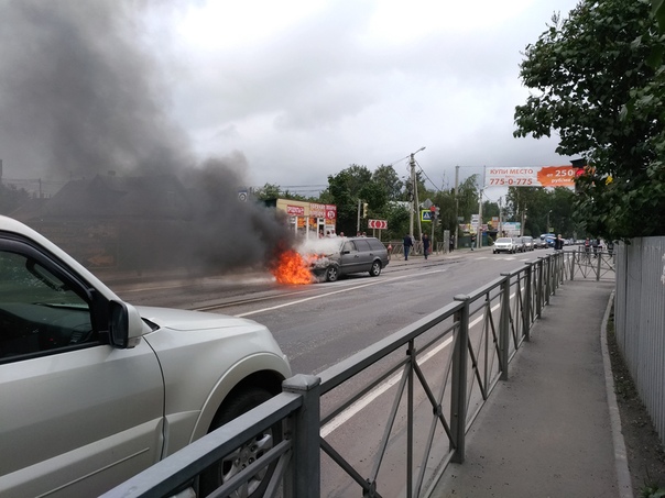 Горит машина по направлению из п. Новое Девяткино в сторону города.