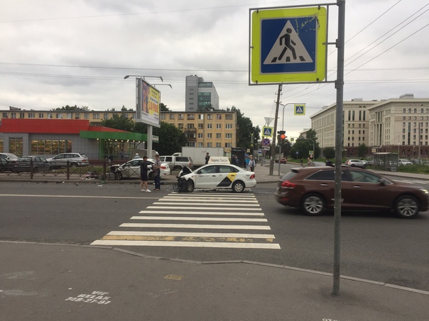 На перекрестке Варшавской и Бассейной улиц разбились Solaris и Полоседан ЯТ