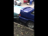 На Луначарского 76 во дворе, водитель сбил девочку и собрал 5 припаркованных машин, после чего скрыл...