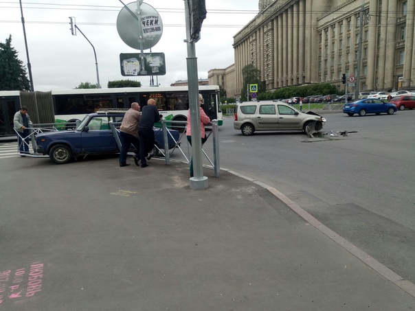 Авария у метро Московская. Встретились жигуль и лада.