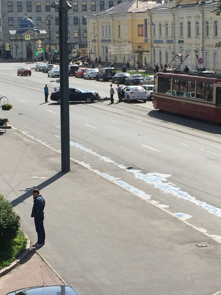 10.01 утра у Троицкого собора, мешают трамваям.