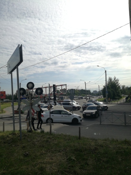 У въезда в Кудрово с Дыбенко снова дтп. Авто въезжают по встречке.