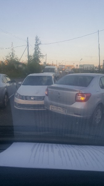 На Кудровском проезде, как с Большевиков поворачивать к Кудрово у Карусели столкнулись VW столкнулся...