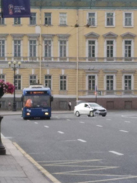 Киа Рио врезалась в троллейбус на повороте перед Дворцовой площадью.