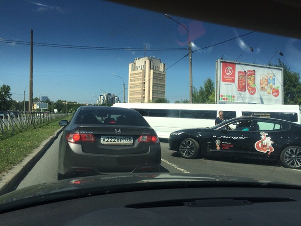 Лимузин Hummer и легковушка перегородили полностью улицу Орджоникидзе от Космонавтов к Гагарина, объ...