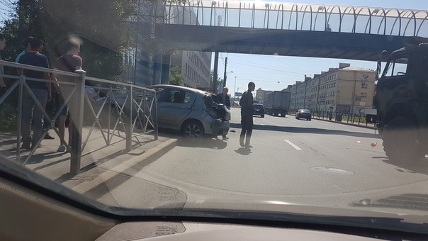 На Рабфаковской улице военные отправили в забор Нисан, ну и попутно в ремонт