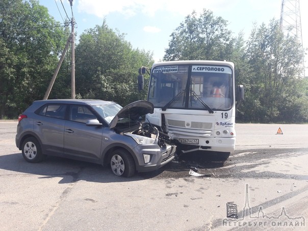 Двоих пострадавших увезли с места ДТП в Сертолово, где столкнулись маршрутка Барс2 и Hyundai Крета, ...