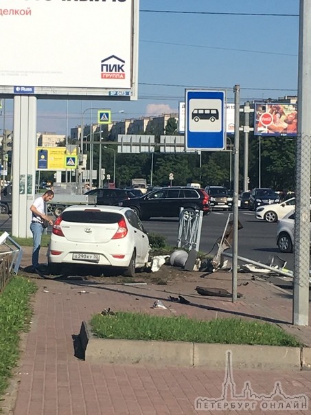 На перекрёстке Пискаревского и Маршала Блюхера Hyundai Solaris залетел на тротуар , сломав забор и с...