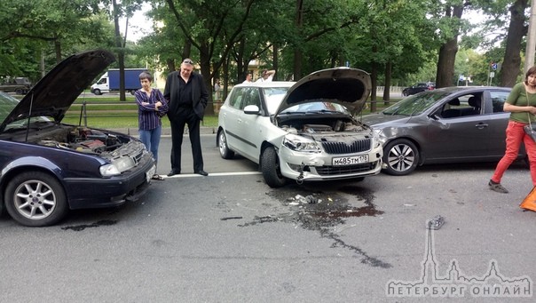 В Пушкине произошла авария с четырьмя машинами (kia, skoda, saab и автобус), пострадавших тоже четве...