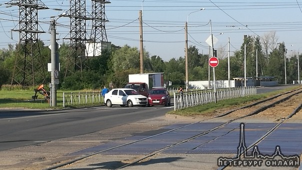 На перекрёстке Ириновского и Передовиков три машины устроили ДТП на ровном месте.