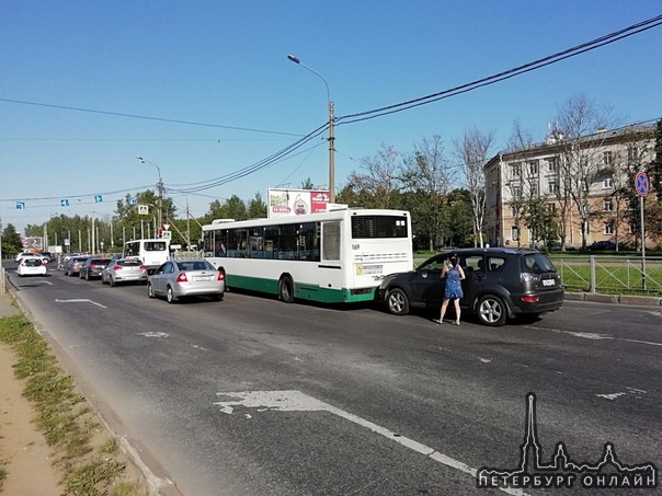 На перекрестке Ириновского пр. и улицы Коммуны (по Ириносвкому пр. в сторону Ржевки) отдыхают автобу...