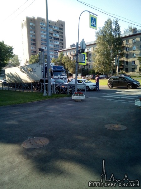 Скания задела Шкоду на перекрестке Бутлерова и Непокоренных.