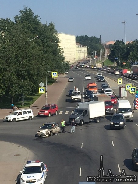 Газель повернула налево со второго ряда к Ивановской улице с проспекта Обуховской Обороны и об неё р...