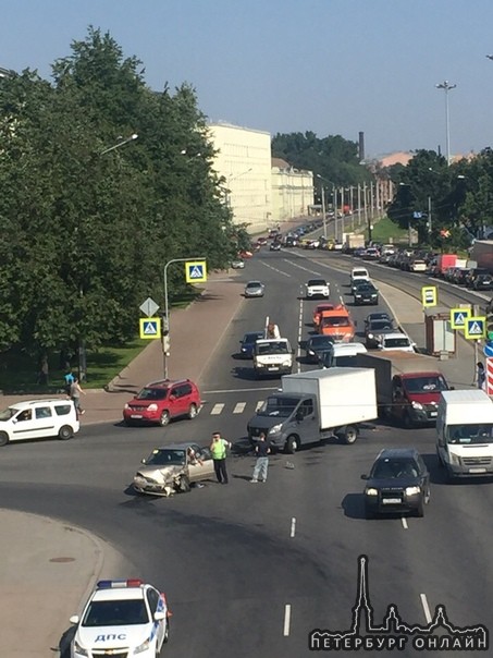 Газель повернула налево со второго ряда к Ивановской улице с проспекта Обуховской Обороны и об неё р...