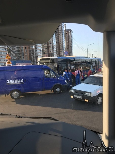 Специальная и автобус не довезли своих пассажиров , на перекрёстке Екатерининского и Бестужевской их...
