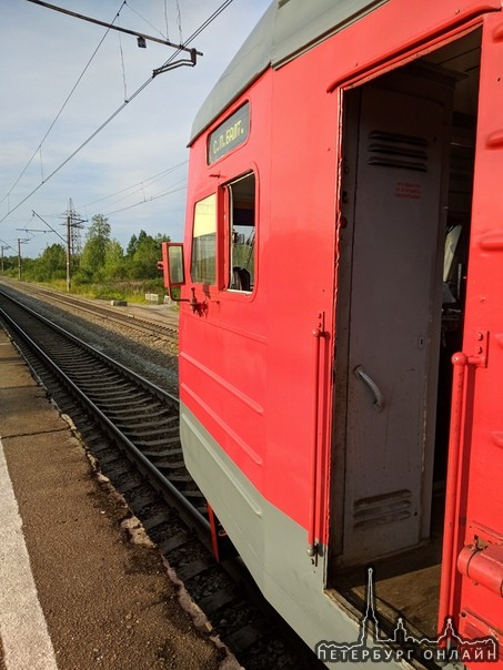 Парализовано движение электричек в сторону Луги и Обратно в Петербург. Причины неизвестны. Говорят с...