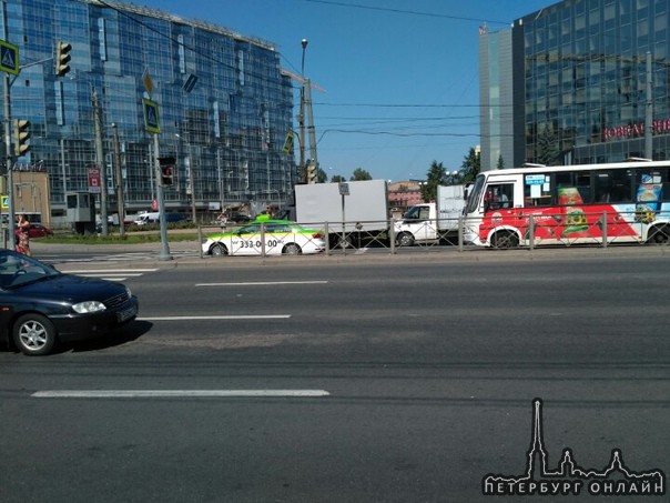 У пешеходного перехода через Заневский проспект около перекрестка с проспектом Энергетиков одна газе...