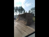 Самосвал с песком прилег на Мурманском шоссе, после Разметелево в сторону города