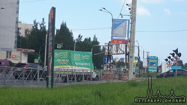 На Солидарности...переезд на Новый Оккервиль....не прошел по габариту....отрихтовал тент!