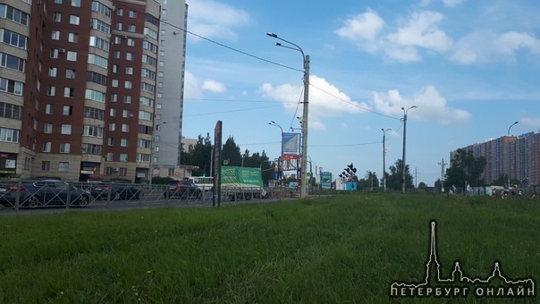 На Солидарности...переезд на Новый Оккервиль....не прошел по габариту....отрихтовал тент!