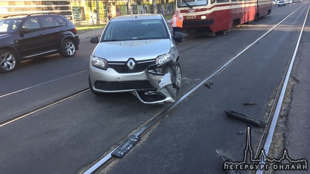 14 июля в 19.40 на Тихорецком проспекте у дома 15 водитель Renault поворачивал налево с трамвайных пу...