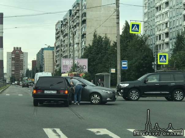 На перекрестке Стародеревенской и Камышовой не поделили дорогу два автомобиля