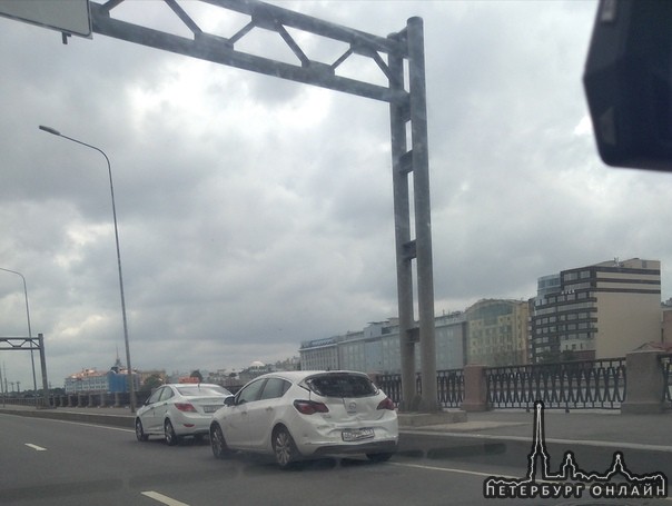 ДТП на Пироговской набережной, перед Сампсоньевским мостом, в сторону центра