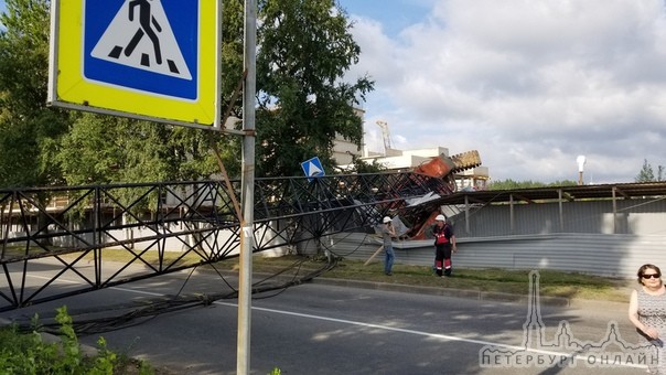 На Полевой Сабировской улице в 17.30 решил отдохнуть строительный кран.