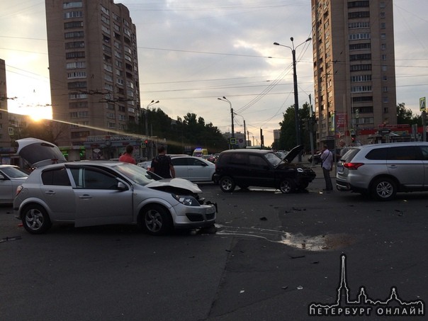 Астра ехала прямо по Димитрова в сторону Бухарестской, Chevrolet Нива поворачивала налево со встречног...