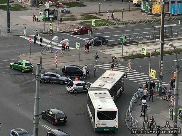 Астра ехала прямо по Димитрова в сторону Бухарестской, Chevrolet Нива поворачивала налево со встречног...